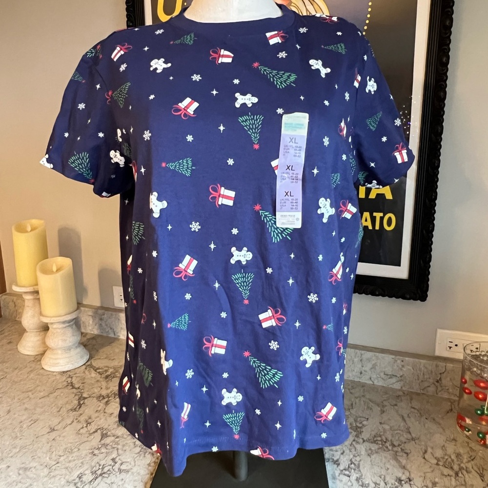 Snowflakes - Gingerbread Men - Presents - Stars & Trees Christmas Theme T-Shirt